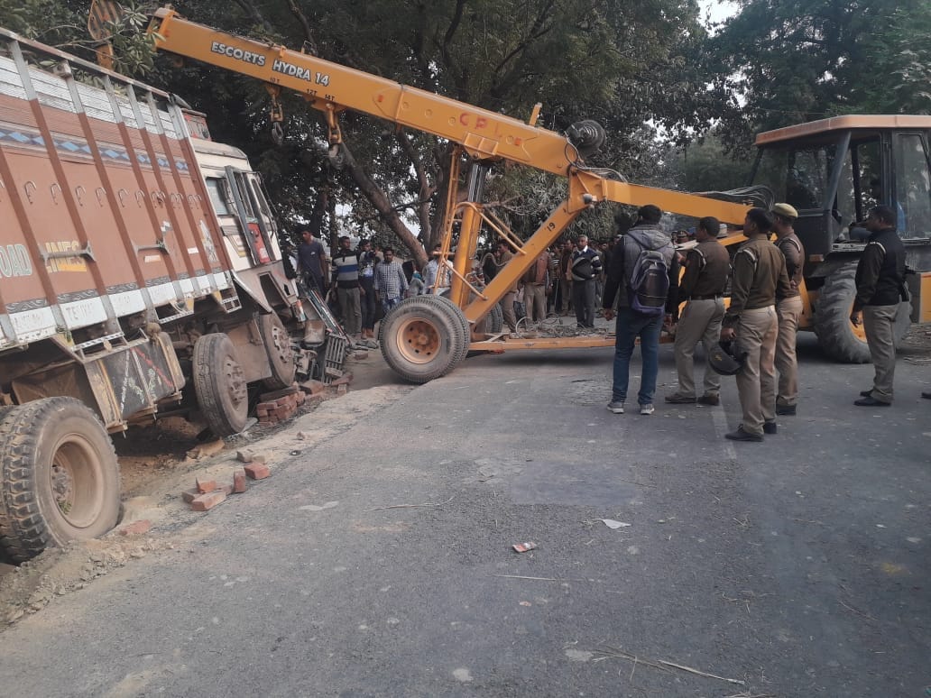 road accident in jaunpur four killed after truck hit auto