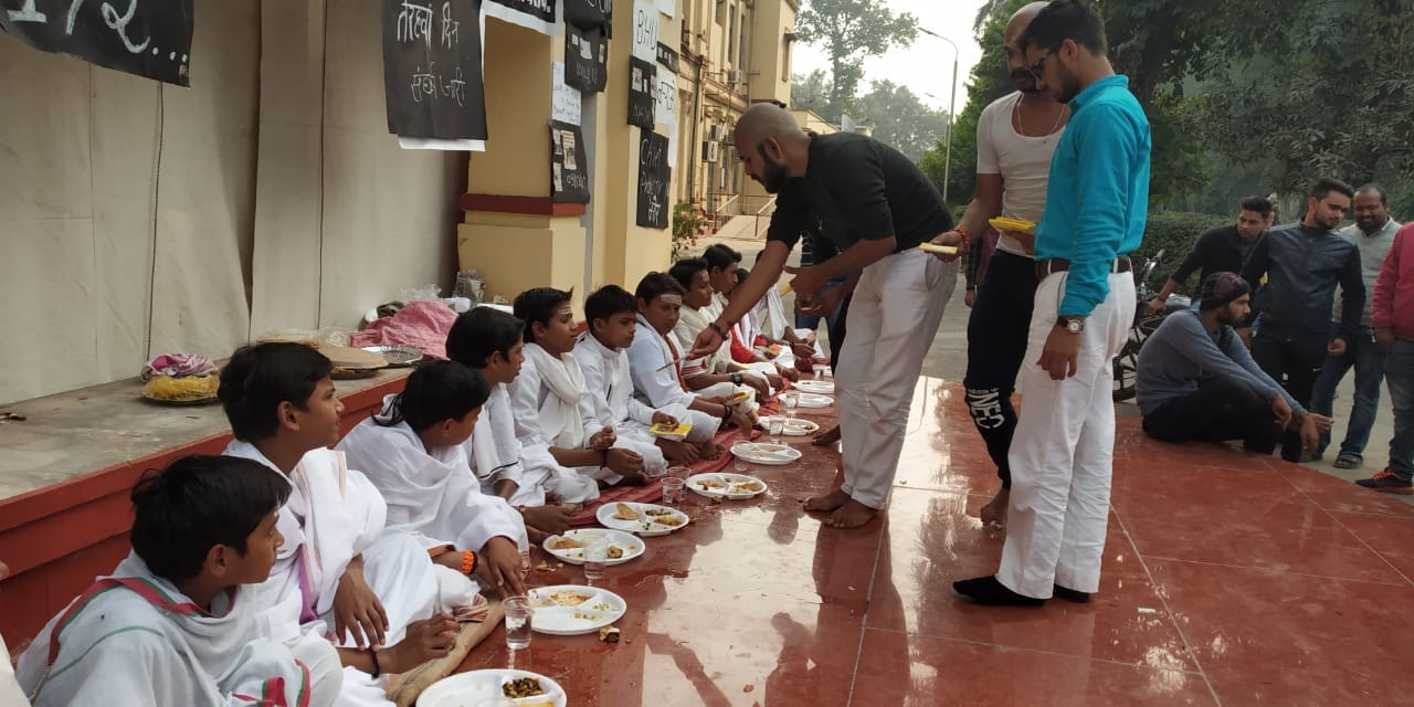 BHU student do mundan against chief proctor