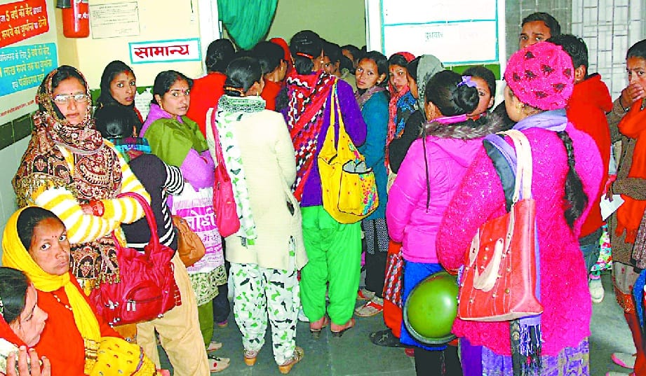 Women in the cold, blurred for ultrasound