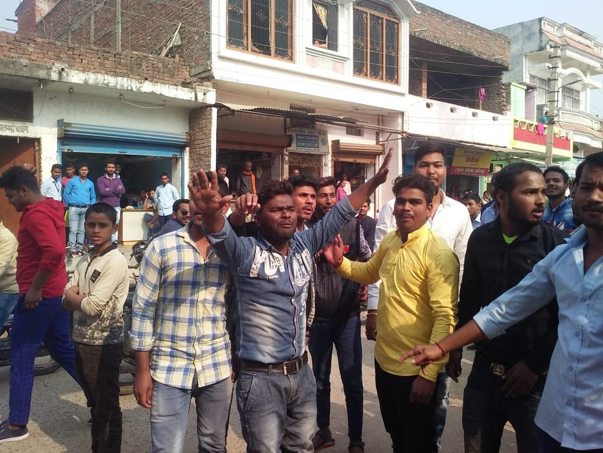 कॉलेज में बर्थडे पार्टी मनाकर की तोड़फोड़