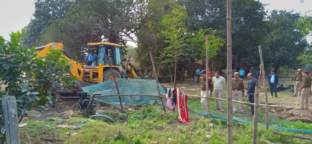 आबकारी व पुलिस टीम ने जेसीबी से शराब की भट्ठियां तोड़ी