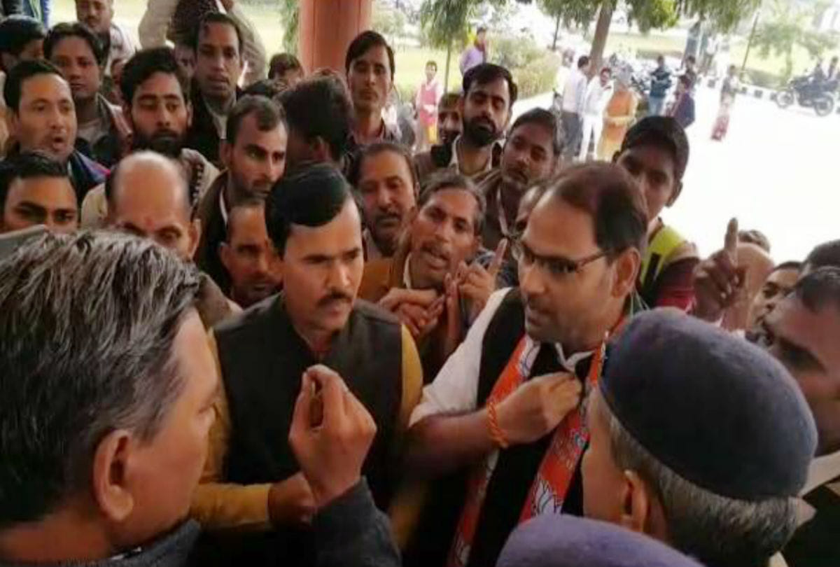 people protest against passenger train cancelled by railway in agra