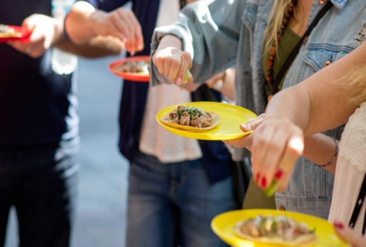 Reasons why you should avoild eating while standing