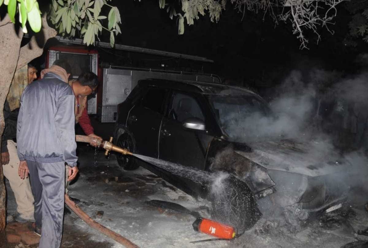 car and bike caught fire in lucknow