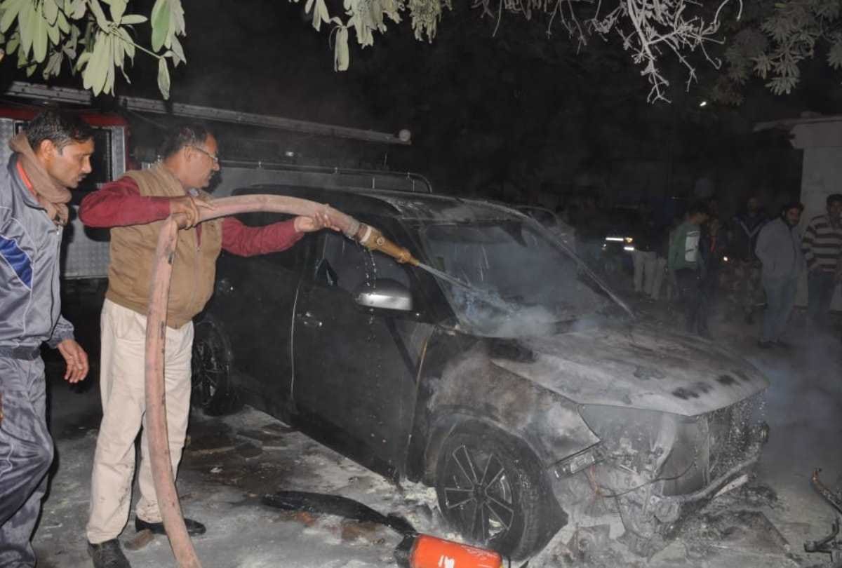 car and bike caught fire in lucknow
