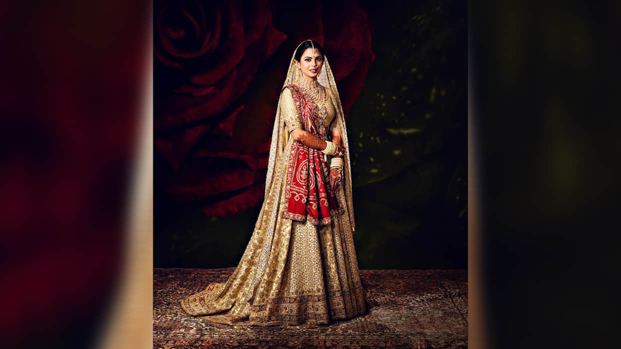 isha ambani wedding pics here with mother neeta ambani