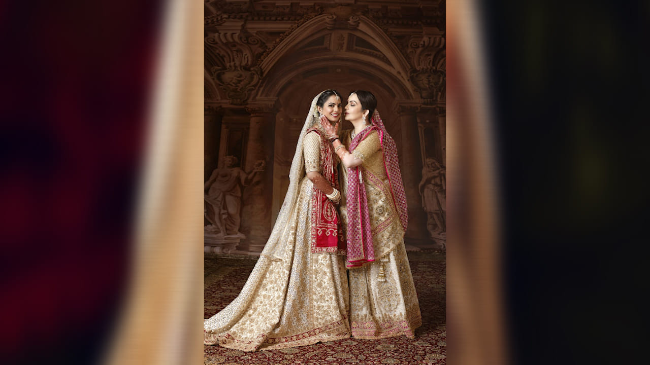 isha ambani wedding pics here with mother neeta ambani