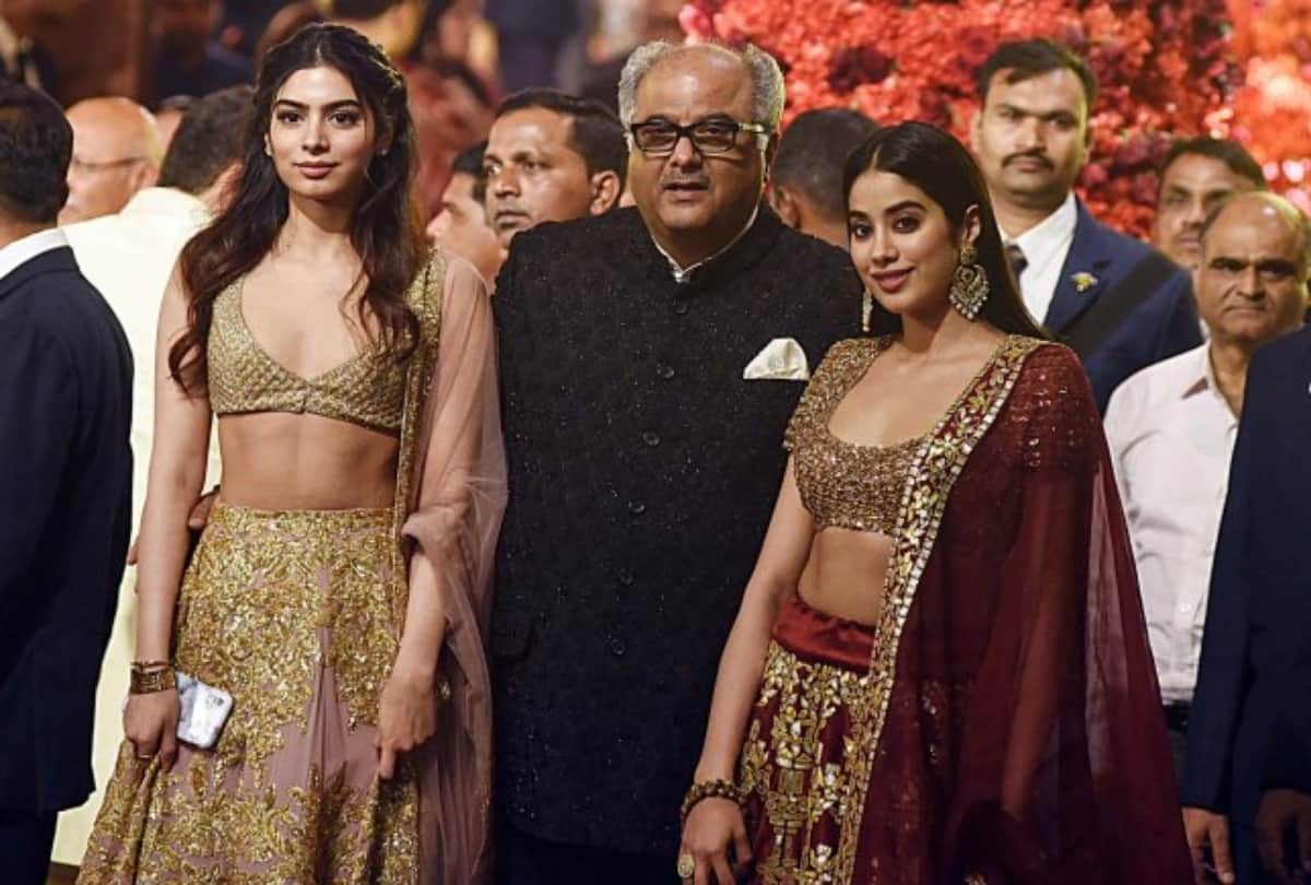 Janhvi Kapoor and Khushi Kapoor looks stunning at Isha Ambani wedding