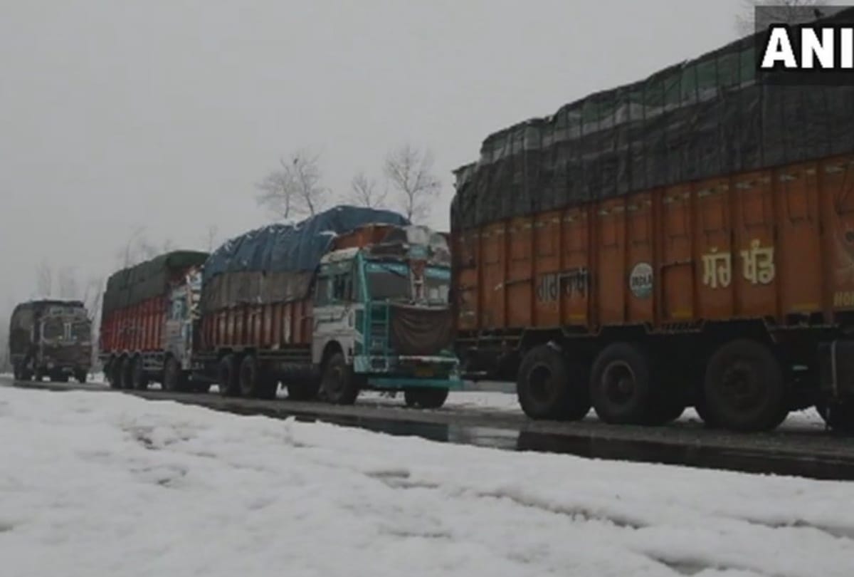 Jammu Srinagar national highway closed with heavy snowfall