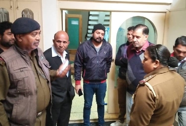 looted of 15.5 lakhs in former DGP relative's house in fatehabad