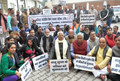 police announced reward on MLA's relatives and daroga accused of murder case