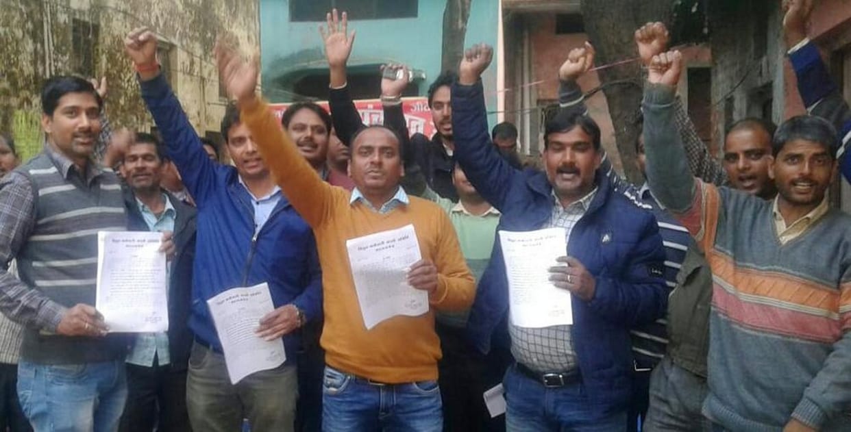 एक्सईएन कार्यालय के सामने किया प्रदर्शन