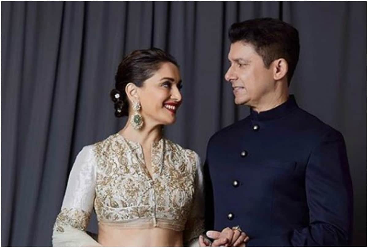 Madhuri Dixit kisses Ram Nene on 20th wedding anniversary shared romantic picture on Social Media