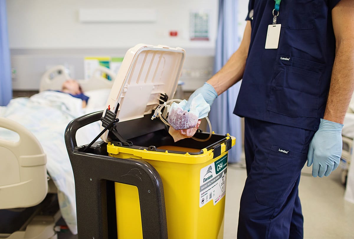 Big carelessness! Medical vest thrown open in women's hospital