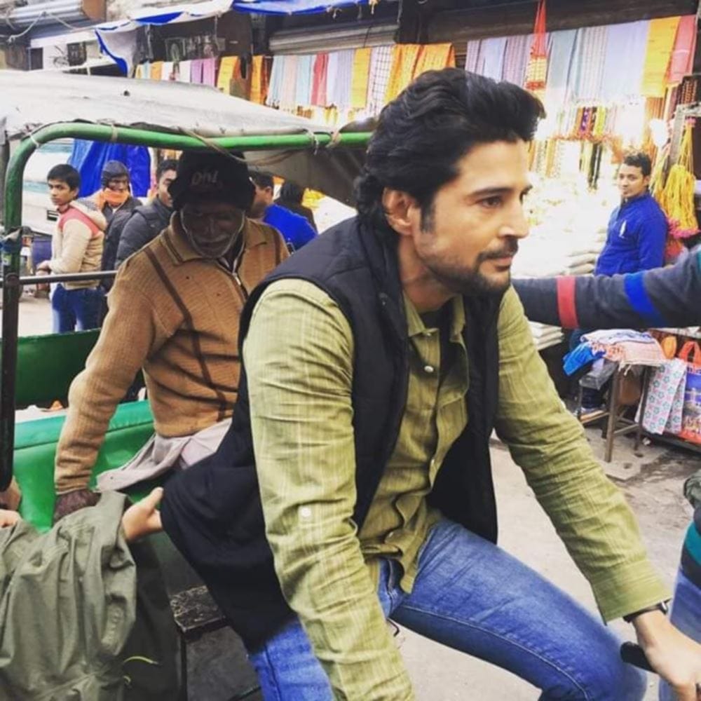 rajeev khandelwal in haridwar driving rickshaw