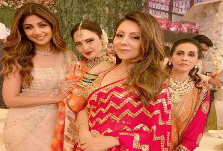 Rekha wearing Banarasi saree at Isha Ambani wedding