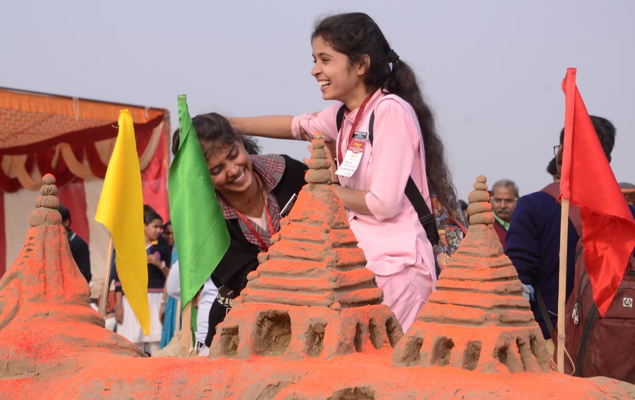 रेत पर उकेरी यूपी के विकास की तस्वीर