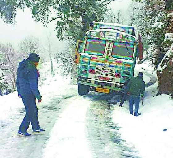 Heavy snowfall with off-Munasari motorway closed