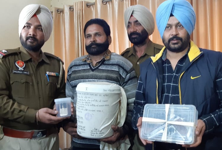 Counter Intelligence has arrested 2 people in Amritsar and seized 4.230 kg heroin