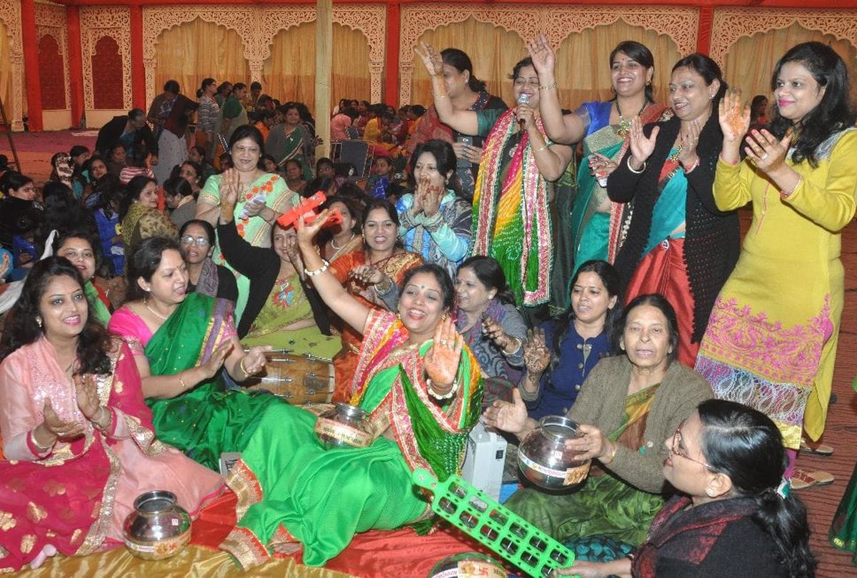 women celebrated menhadi rasma before start bhagwat katha in agra
