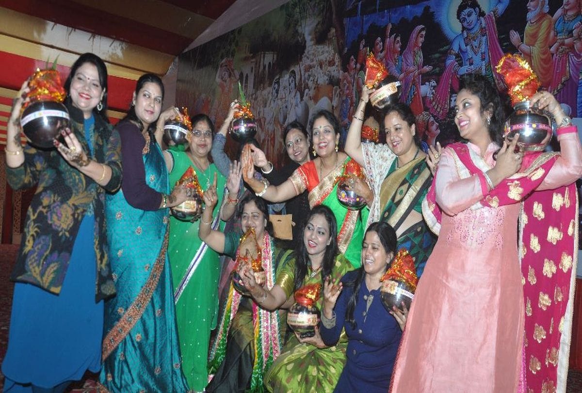 women celebrated menhadi rasma before start bhagwat katha in agra