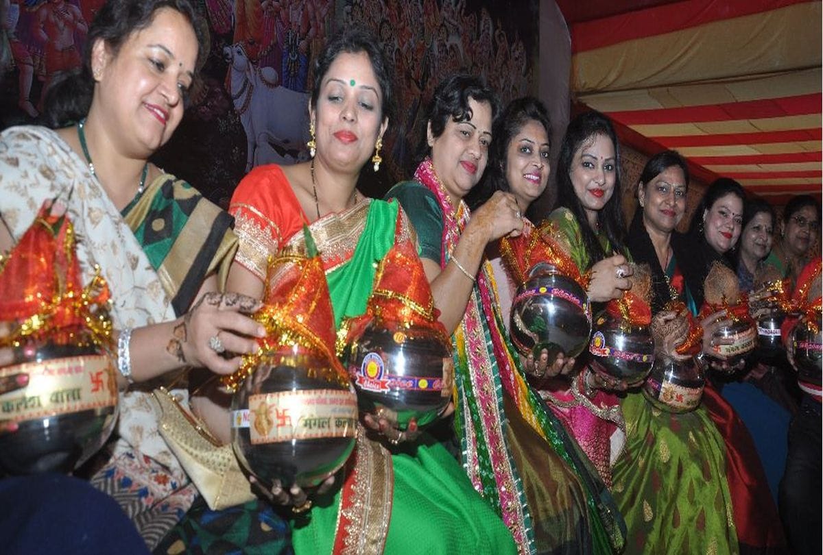 women celebrated menhadi rasma before start bhagwat katha in agra