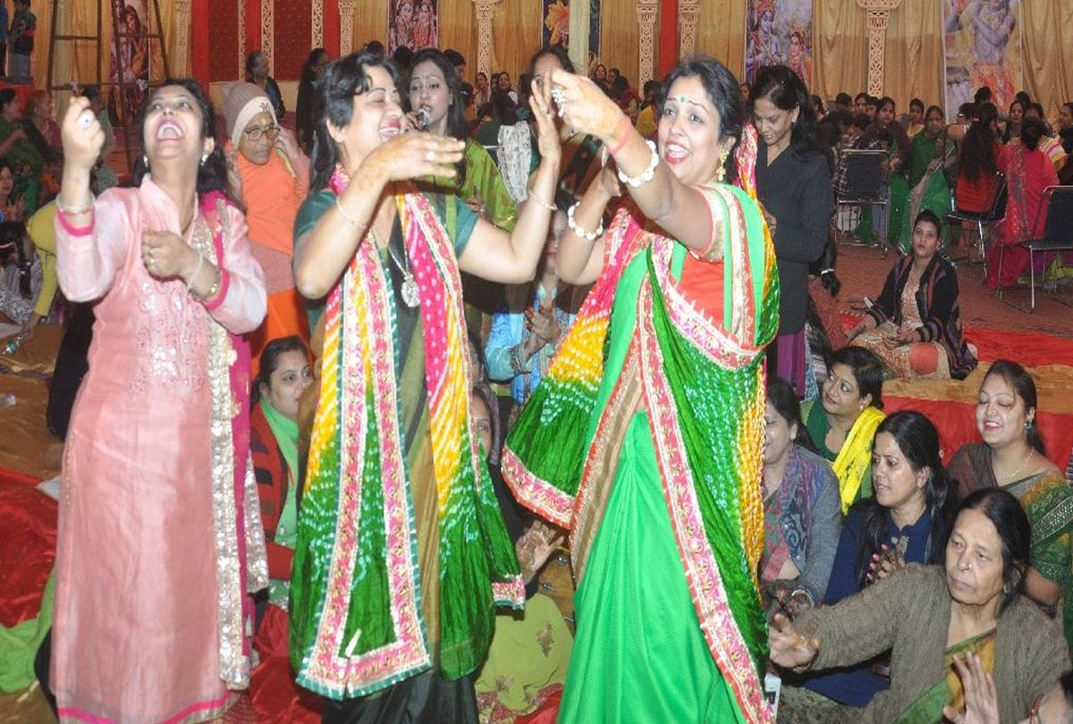women celebrated menhadi rasma before start bhagwat katha in agra