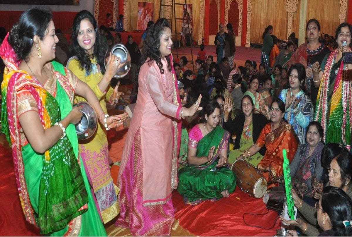 women celebrated menhadi rasma before start bhagwat katha in agra