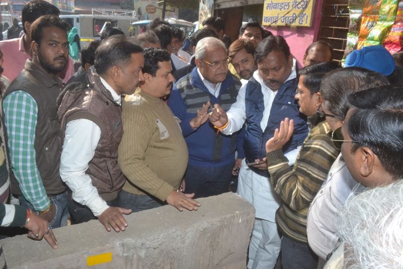 बाजार में बैरियर लगाने पर भड़के व्यापारी
