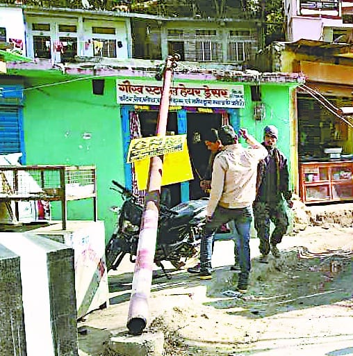 Cantor collision collapses electric pole, demolish line