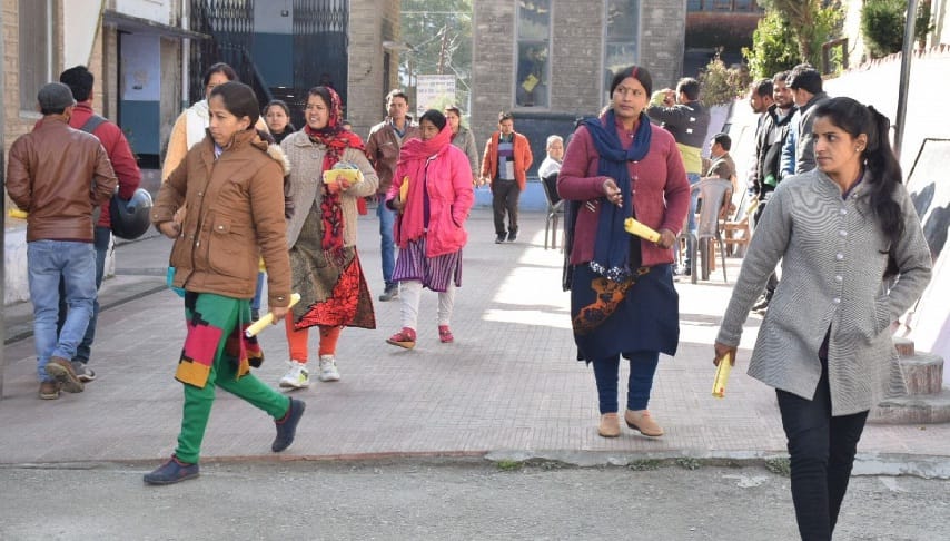 2544 in five centers of the city given the UET exam