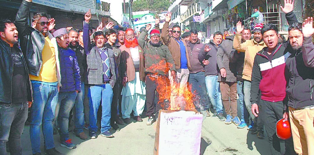 Congressmen blow the effigy of Finance Minister