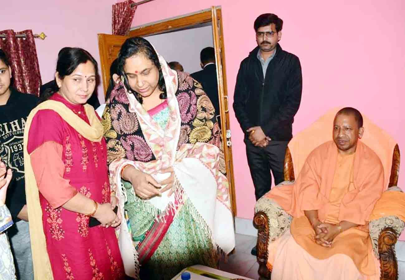 yogi adityanath reached Cabinet Minister Brajesh Pathak home