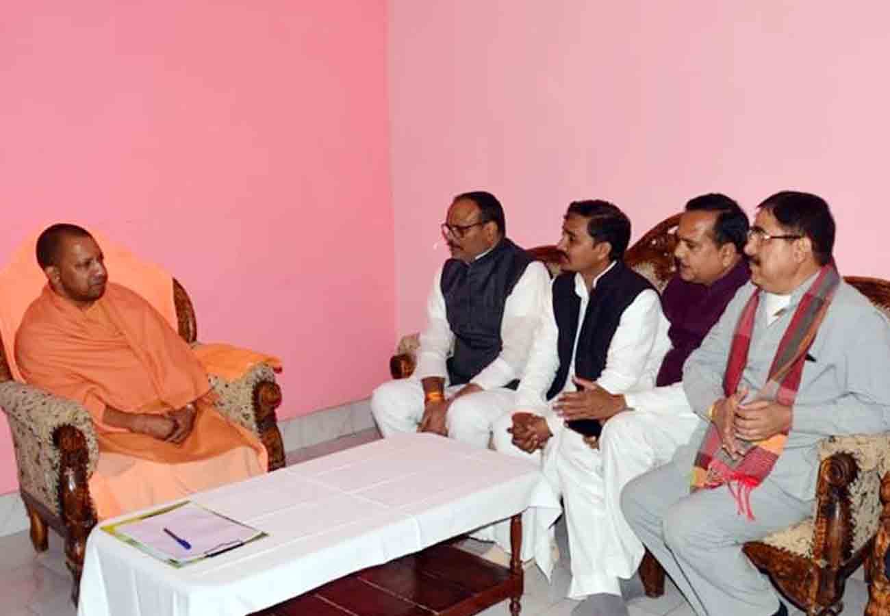 yogi adityanath reached Cabinet Minister Brajesh Pathak home