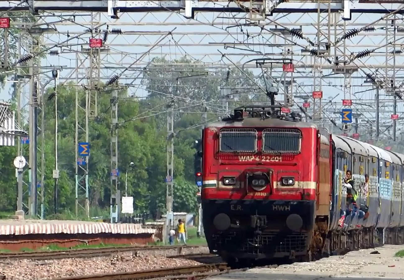 Two bogies of Train affecting near Shikohabad station