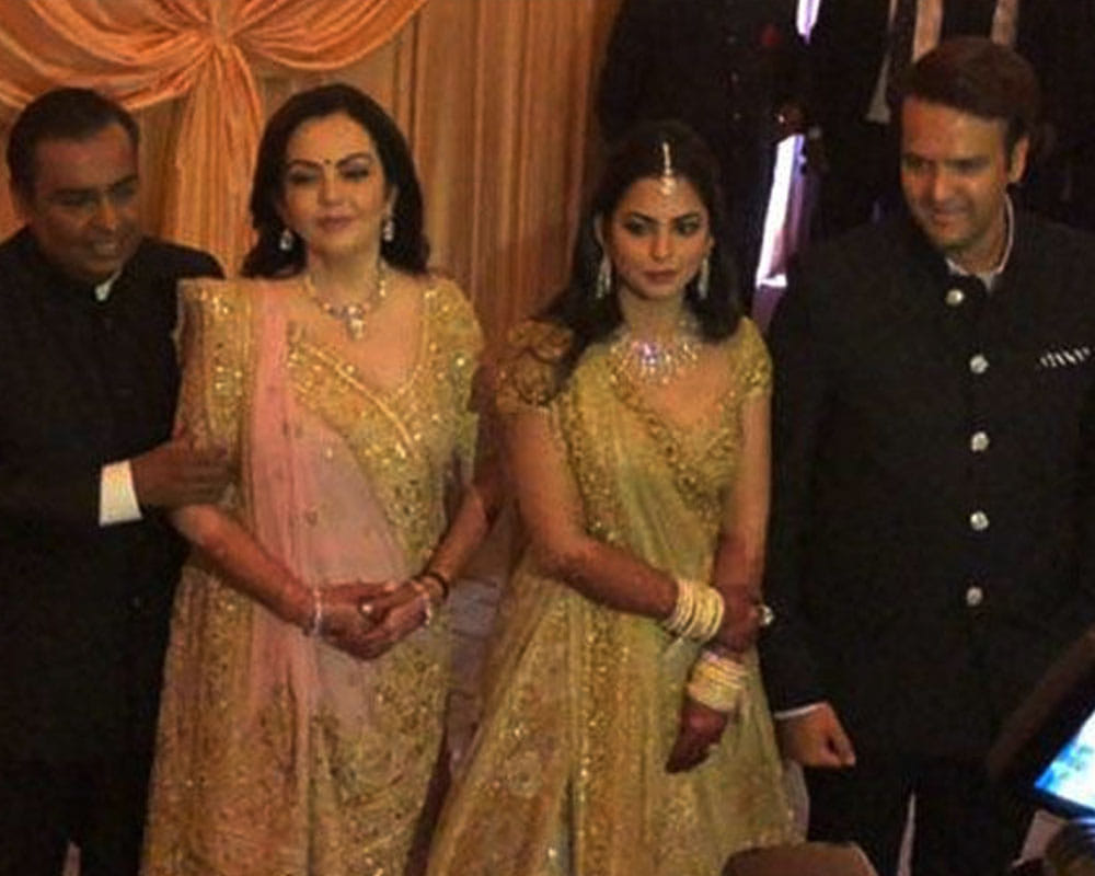 Isha Ambani Reception:Isha ambani and anand piramal mumbai reception photographs are out