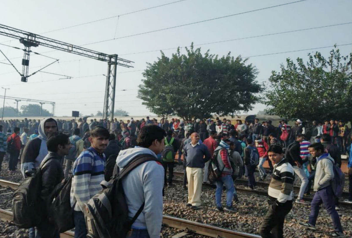 daily passengers stopped trains on hodal railway station