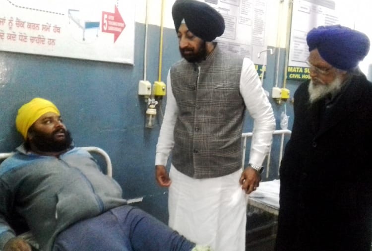 Shot out between Akali and Congress leaders in batala