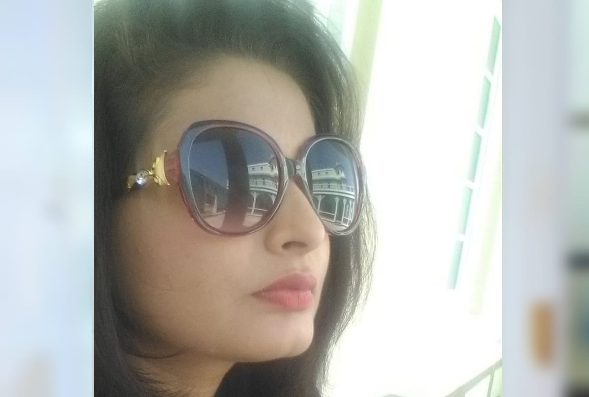 television anchor radhika kaushik found dead in her noida apartment see her pics