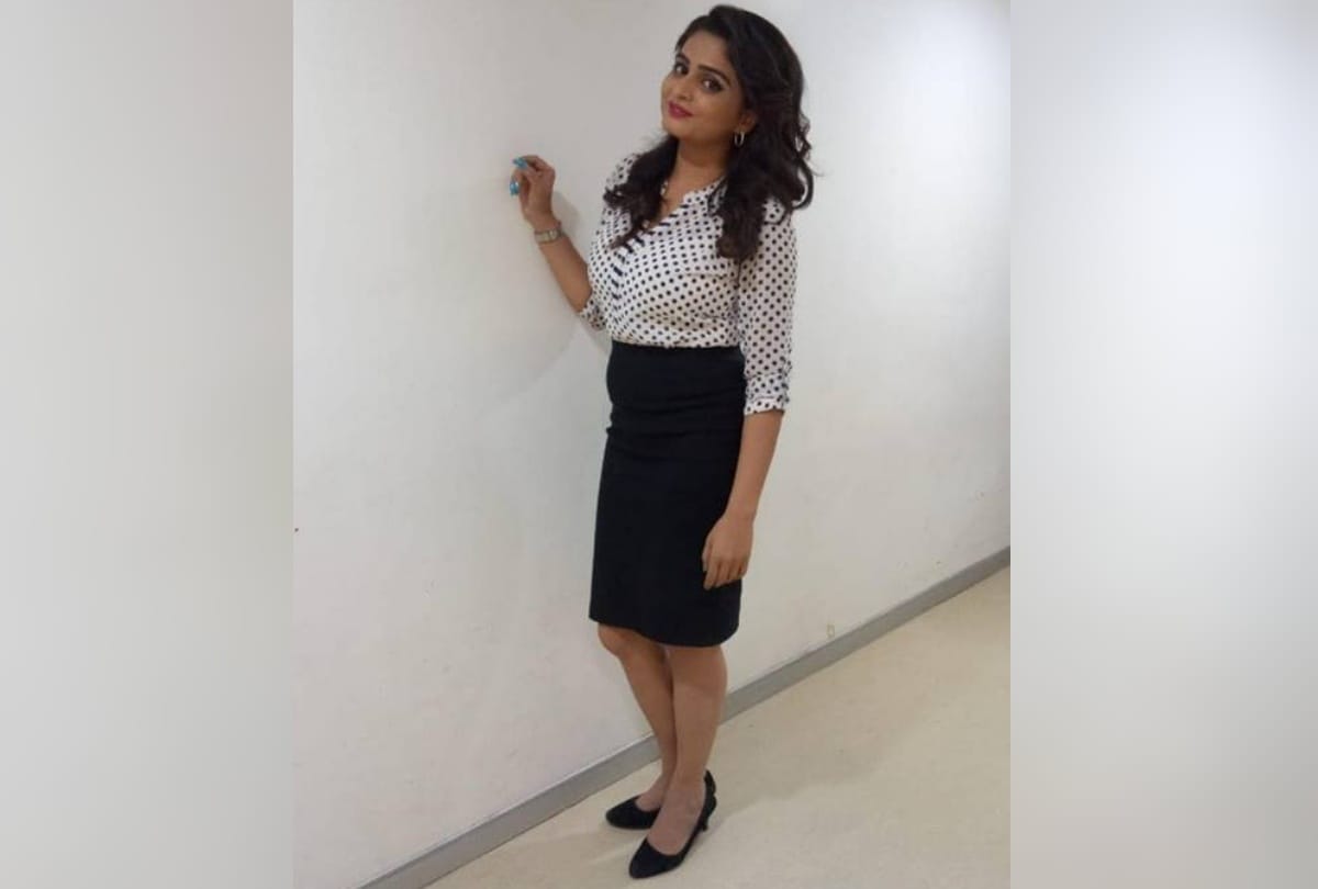 television anchor radhika kaushik found dead in her noida apartment see her pics