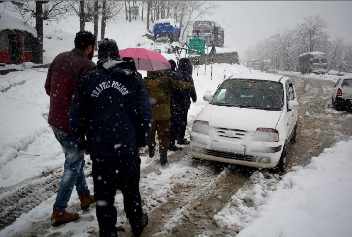 Jammu-Srinagar National Highway opened after 40 hours snowfall