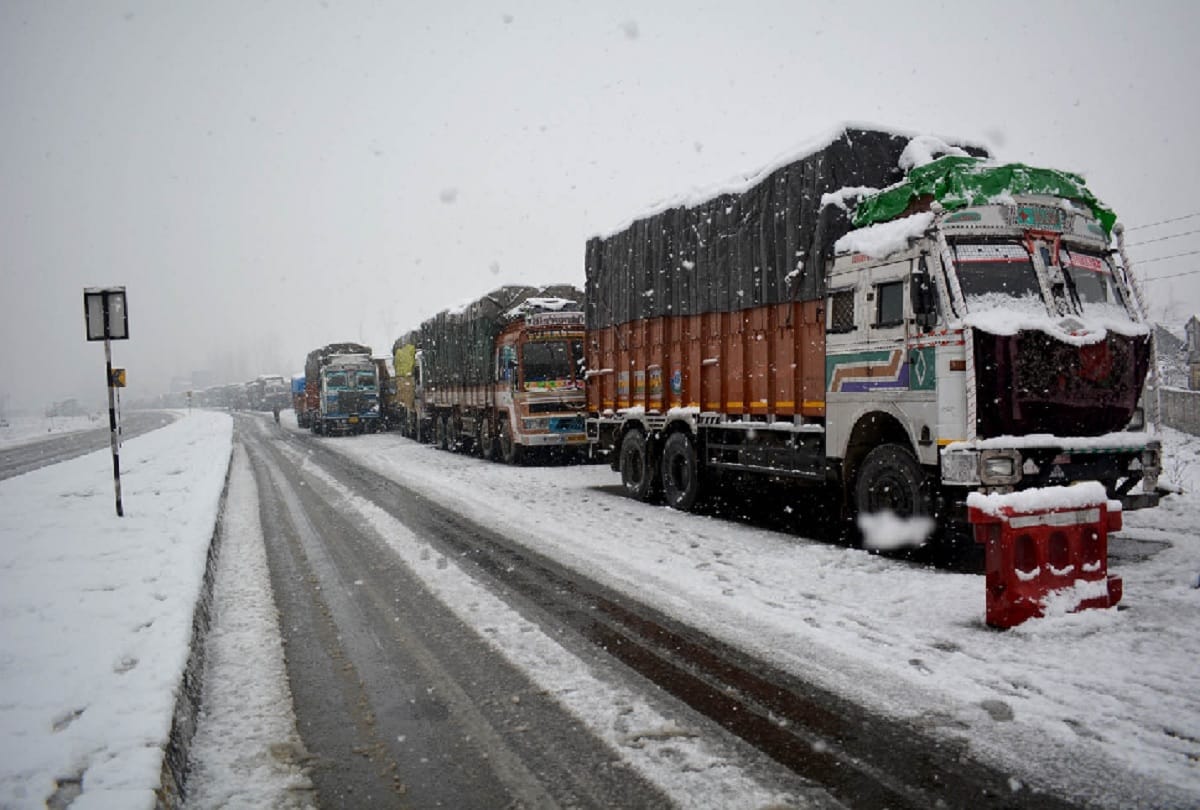 Jammu-Srinagar National Highway opened after 40 hours snowfall