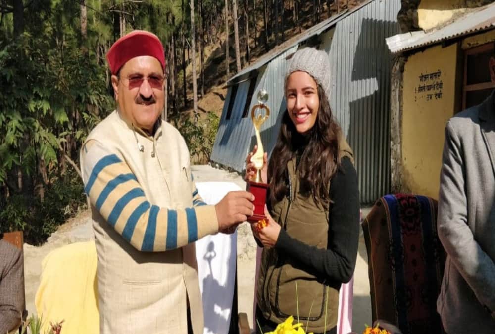 Laila Majnu Actress tripti Dimri arrives her village for vacation