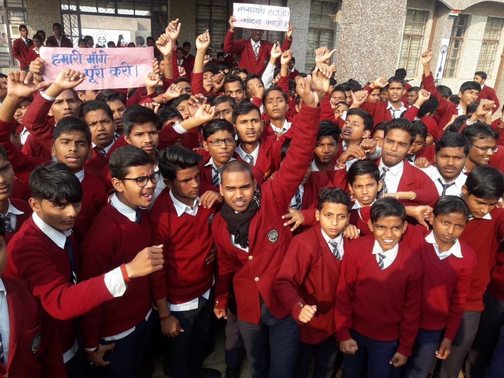 sonbhadra navoday school students make protest against teachers