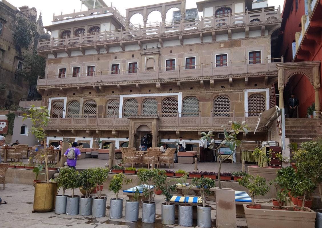 old forts on the bank of river ganga attract tourist