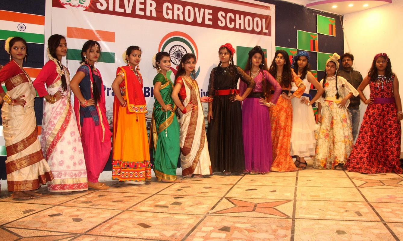 Varanasi school students perfomenace for nri summit