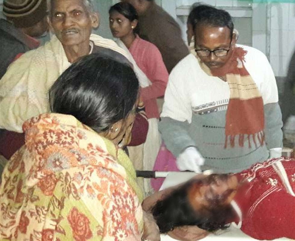 husband attack on wife with arrow at sonbhadra