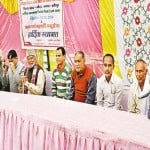 मौदहा कस्बे में किसान सेवा सहकारी समिति में हुआ वार्षिक अधिवेशन में मौजूद पदाधिकारी
