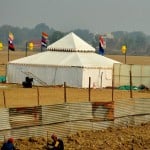 बाबतपुर के पास ऐढे़ गांव में बन रहा प्रवासी ग्राम (टेंट सिटी)