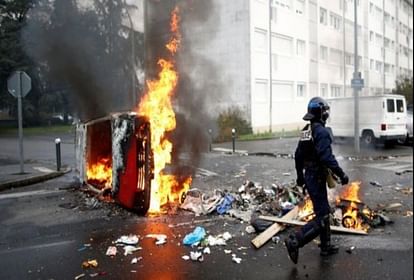 France protests: Nearly 100 arrested on fifth night of unrest